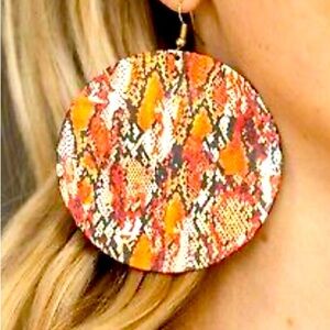 +*SOLD*+
Gold animal print fishhooks Earrings NWT gold oranges and wild styling🔥